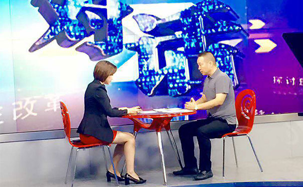 鄂州市金剛石工具行業(yè)協(xié)會會長龍其準先生參加鄂州電視臺“對話”節(jié)目 鄂州市金剛石工具行業(yè)協(xié)會會長龍其準先生參加鄂州電視臺“對話”節(jié)目