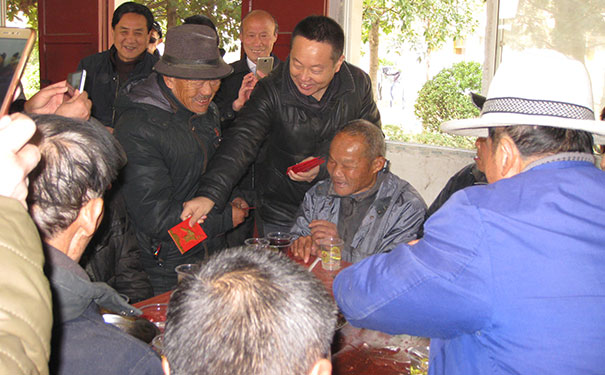 董事長龍其準(zhǔn)先生到福利院慰問孤寡老人 董事長龍其準(zhǔn)先生到福利院慰問孤寡老人